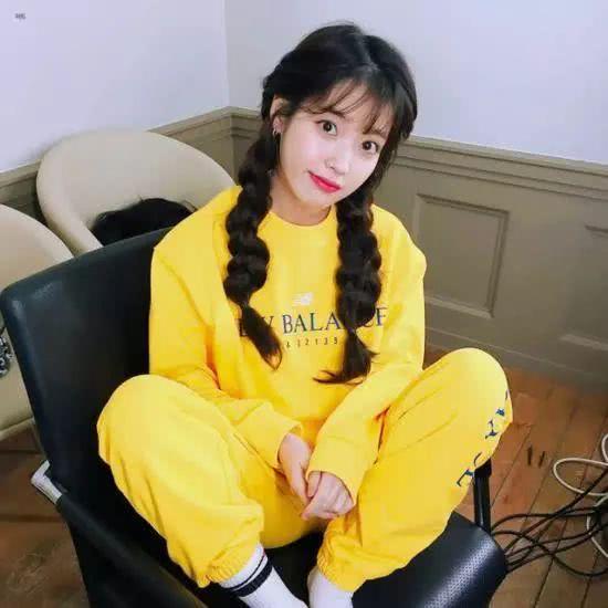 李知恩穿浅蓝色毛衣搭百褶短裙，凸显一双笔直大长腿，少女感十足