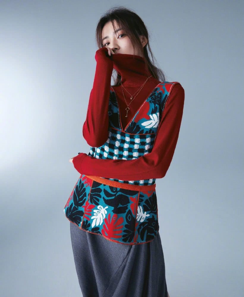 徐璐穿花背心不规则长裙,同框张铭恩配一脸