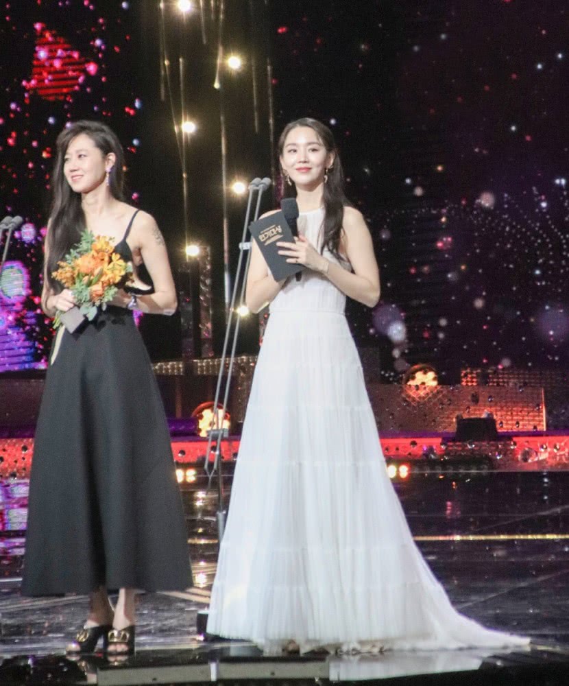 《蓝色大海的传说》她暗恋李敏镐7年,今申惠善穿西装花苞裙知性大气