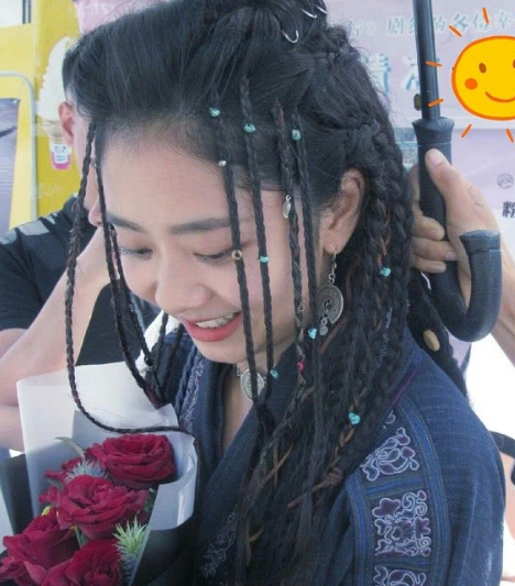 谭松韵脏辫发型曝光,镜头拉近后,网友:真的是30岁的人吗