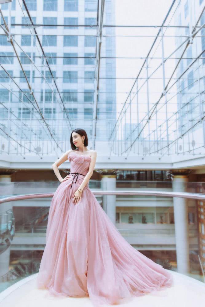 佟丽娅这么“透”的礼裙也敢穿,却让自己美回了颜值巅峰期