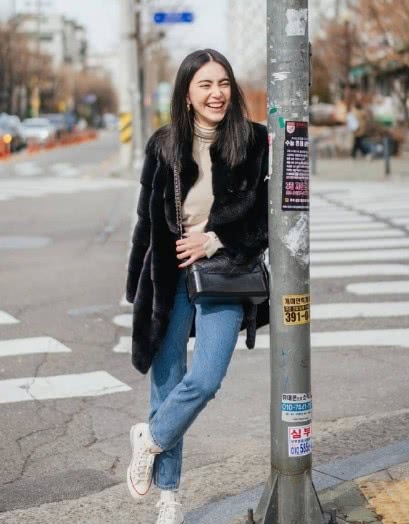 泰国“迪丽热巴”旅行照片穿黑色外套搭配高领毛衣，保暖舒适还好看