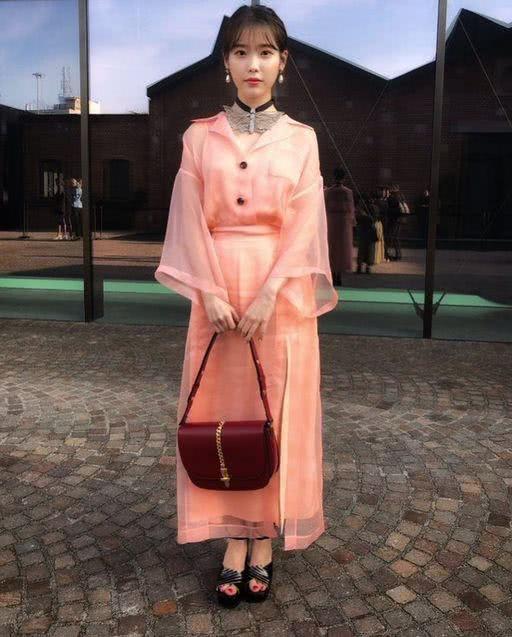 IU李知恩新造型162CM穿粉色薄纱长裙温柔可人,太可爱了