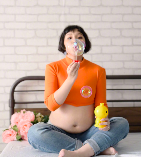 刚生完的谢依霖又要生了,肚子上的红血丝触目惊心,疼到吃止疼药