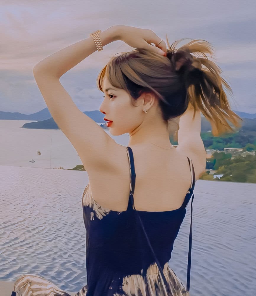 LISA穿粉色条纹设计的泳衣，搭配黑色短裤 简单又显身材