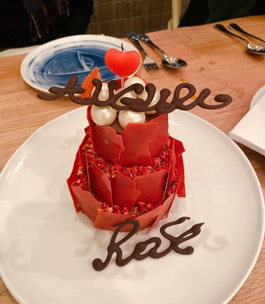 ROSE晒生日美照,穿公主裙美成画,与自己海报合影像小迷妹