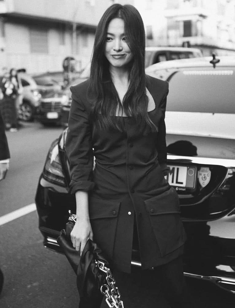 宋慧乔新造型方领短裙配高跟腿长吸睛，矮个子女性就该这样穿