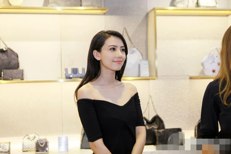 高圆圆身穿一袭黑色休闲套装，意外穿出高级感