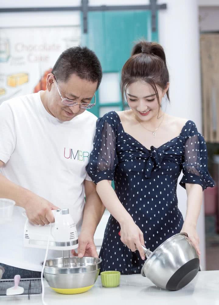 徐璐穿一袭抹胸连衣裙现身活动，高级又时髦