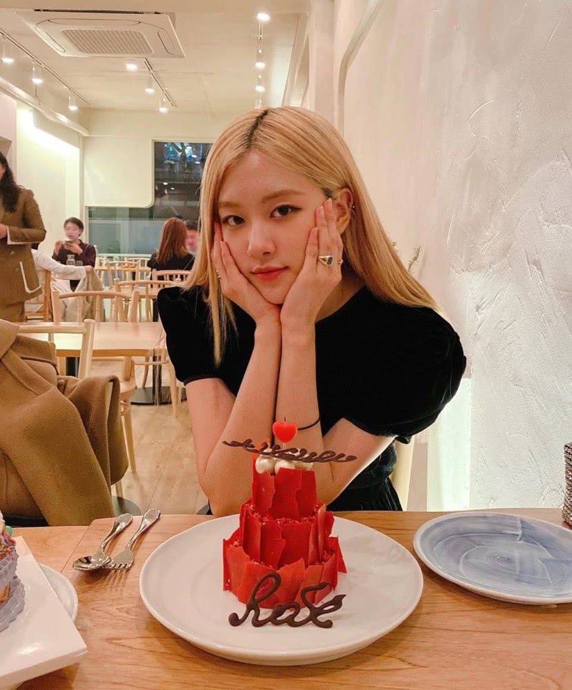 ROSE晒生日美照,穿公主裙美成画,与自己海报合影像小迷妹