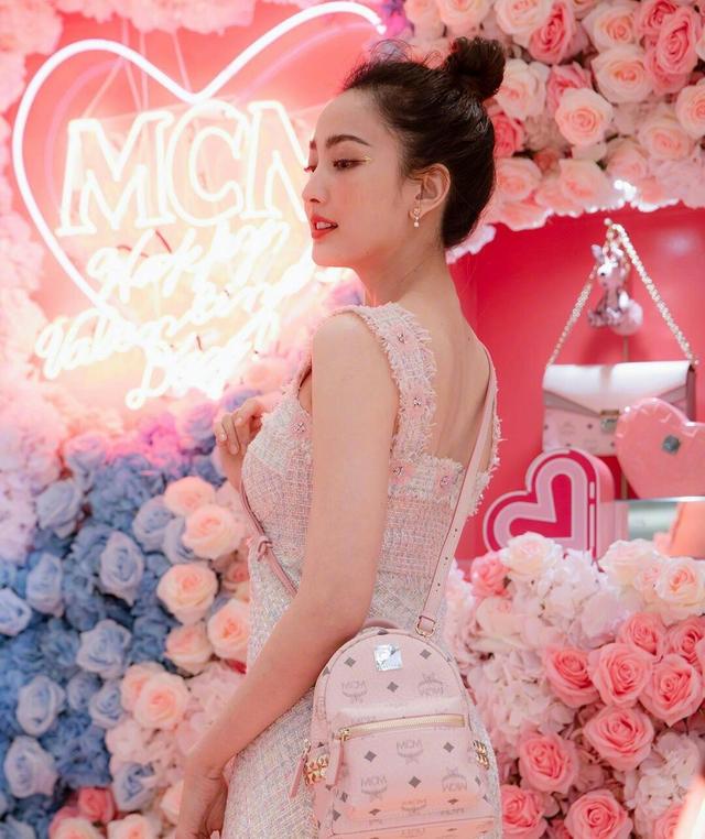 泰国女星Taew太优雅了,粉色连衣裙充满少女心,身材和气质全在线