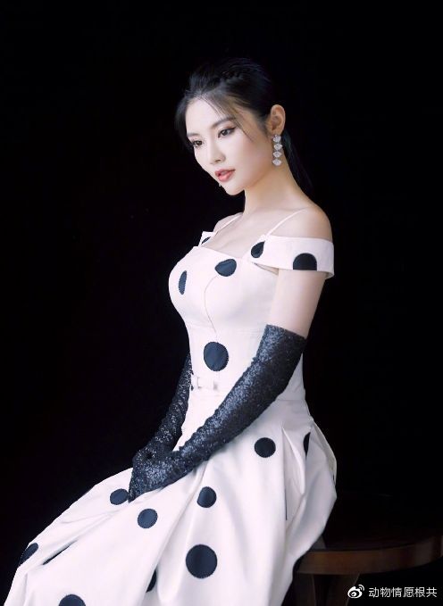 能和柳岩比性感的只有徐冬冬！近照公开太动人