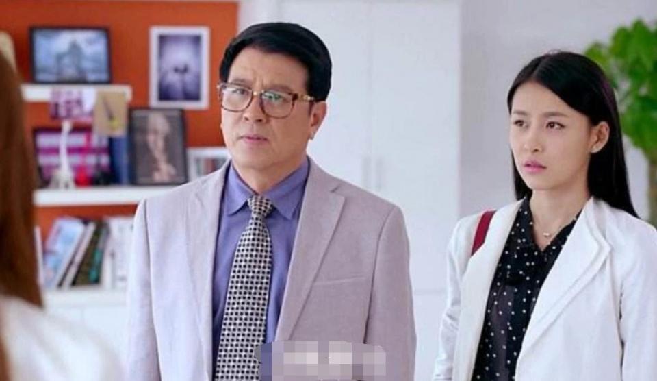 难怪关晓彤的父亲这么眼熟，竟演过这些大热剧，网友：鹿晗怕了吗