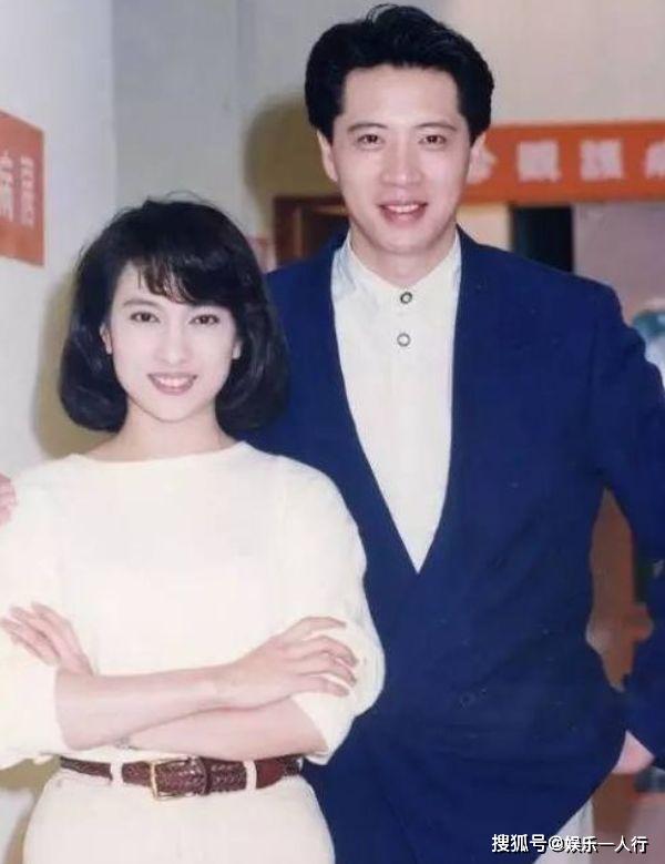 她33岁奉子成婚,结婚24年生3个女儿,今19岁的女儿已成名