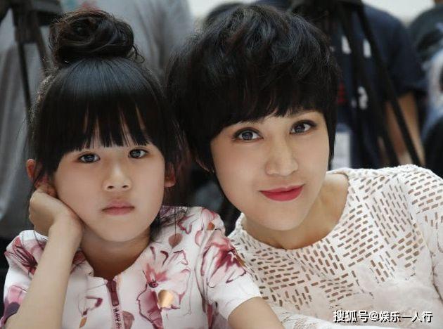 因一张“歪嘴巴”被观众吐槽,却嫁陆毅连生2女,今活成人生赢家