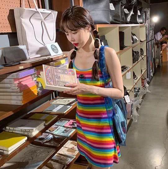 泫雅带红彩虹风后还想带红熊猫妆，穿搭素净真不像是小野马