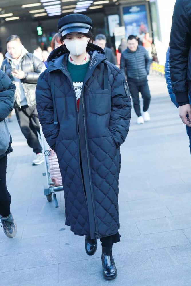 谭松韵卫衣搭配牛仔裤休闲减龄,羊毛卷刘海太抢镜