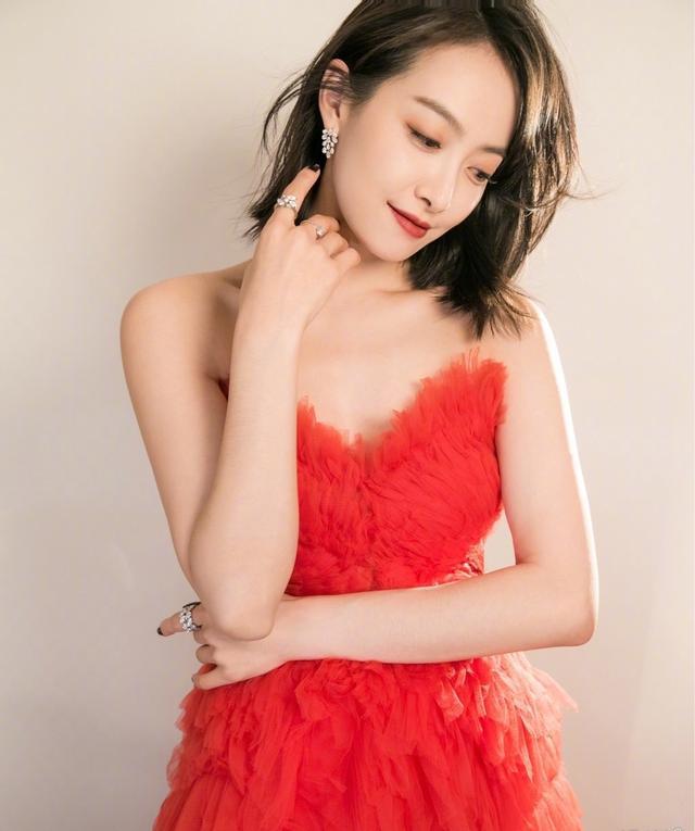 宋茜穿搭风格太潮,流行耳环都这样搭