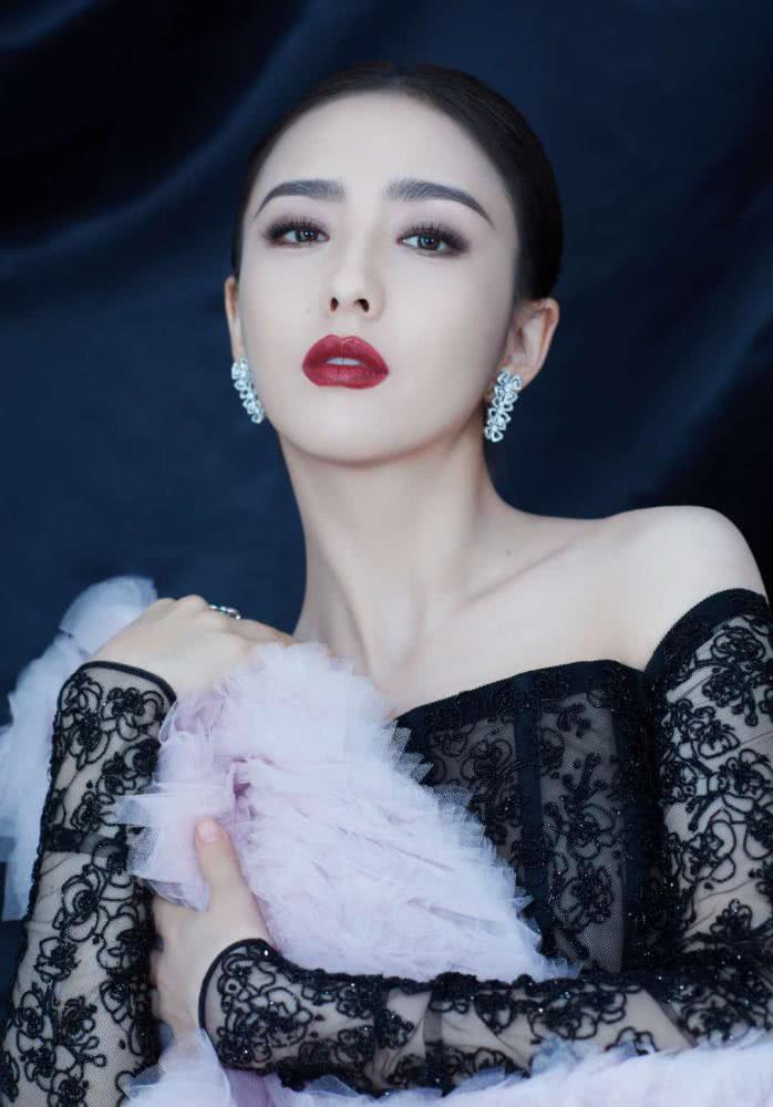 佟丽娅这么“透”的礼裙也敢穿,却让自己美回了颜值巅峰期