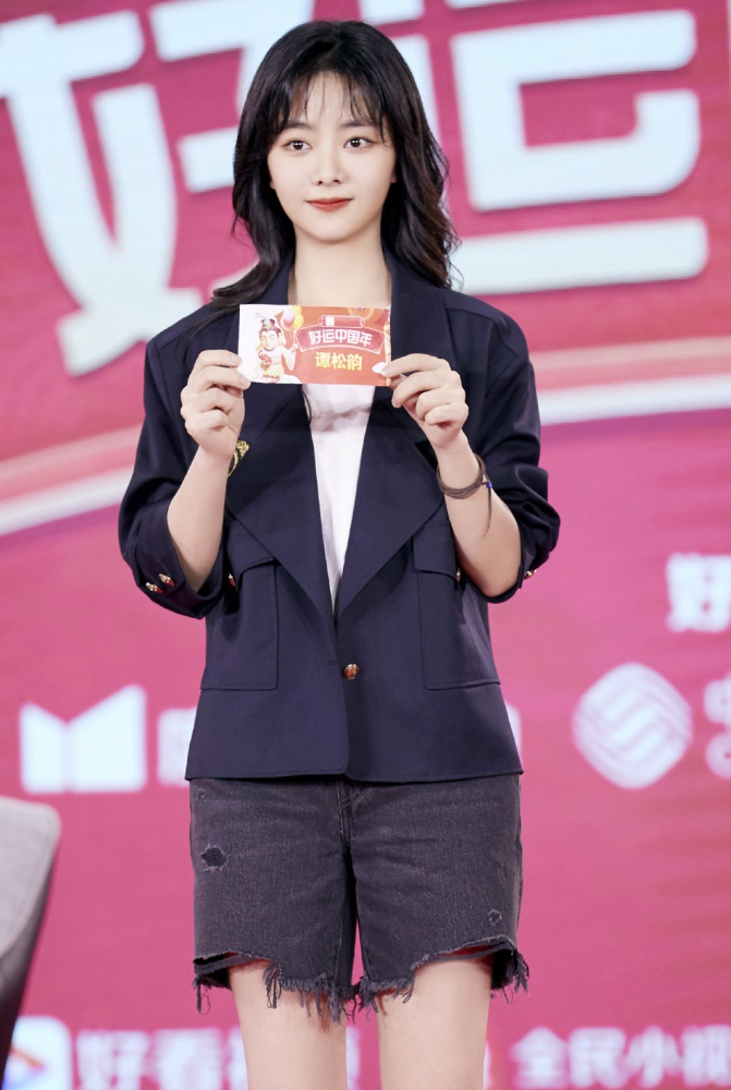谭松韵留起长发瘦出“V字脸”,美得惊艳