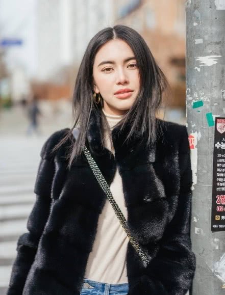 泰国“迪丽热巴”旅行照片穿黑色外套搭配高领毛衣，保暖舒适还好看