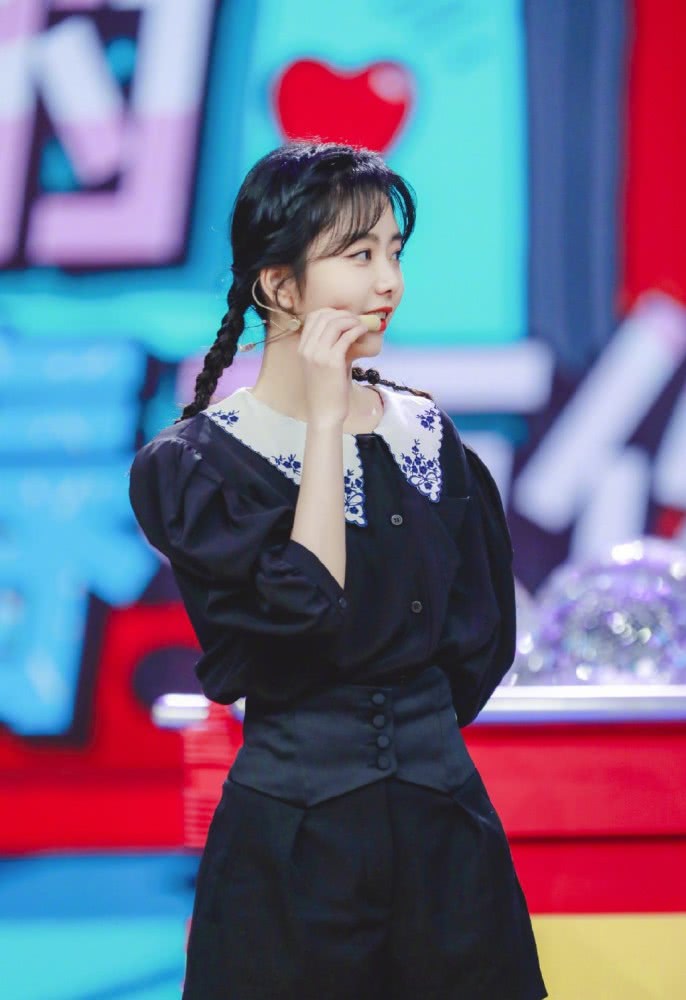 谭松韵穿衬衣配短裤，扎俩个小辫子太少女