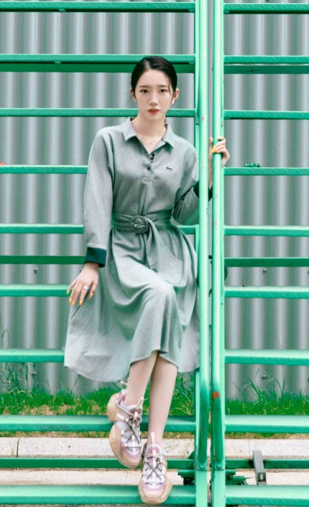 孟美岐拿死亡芭比粉的鞋配原谅绿的裙子,果然是人美任性