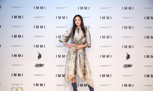 48岁瞿颖参加活动，瘦出新高度又见名模风采，古铜色腿太美丽吧