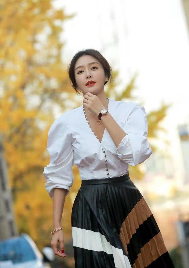 秦岚穿最“烂大街”的黑白配都美得这么大气，气质让人服气