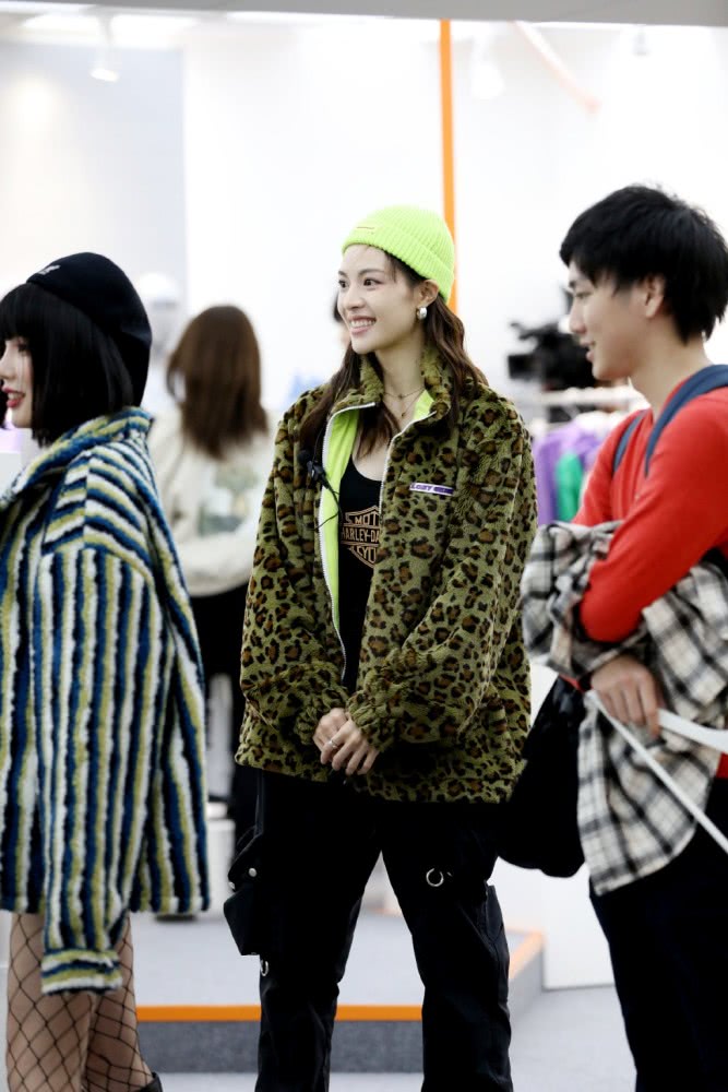 钟楚曦穿粉色碎花圆领卫衣搭同色半身裙,拍时尚杂志高级又有层次