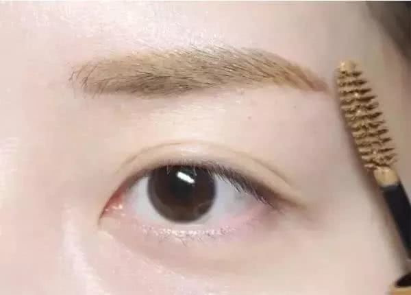 最新流行的“睡不醒妆”，同学们赶紧学起来吧！