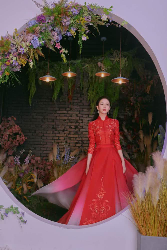 佟丽娅这么“透”的礼裙也敢穿,却让自己美回了颜值巅峰期