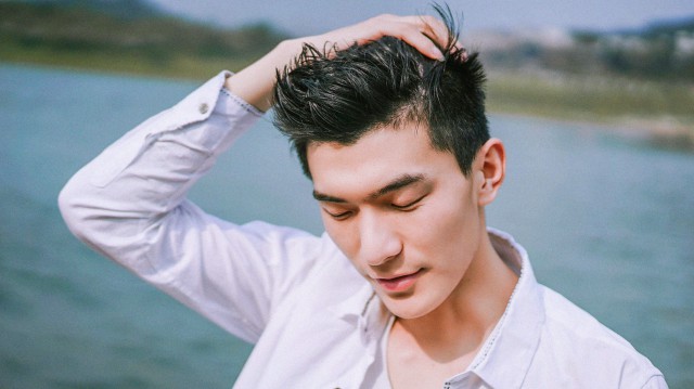 衬衫搭配什么外套，男士衬衫这样搭配很时尚