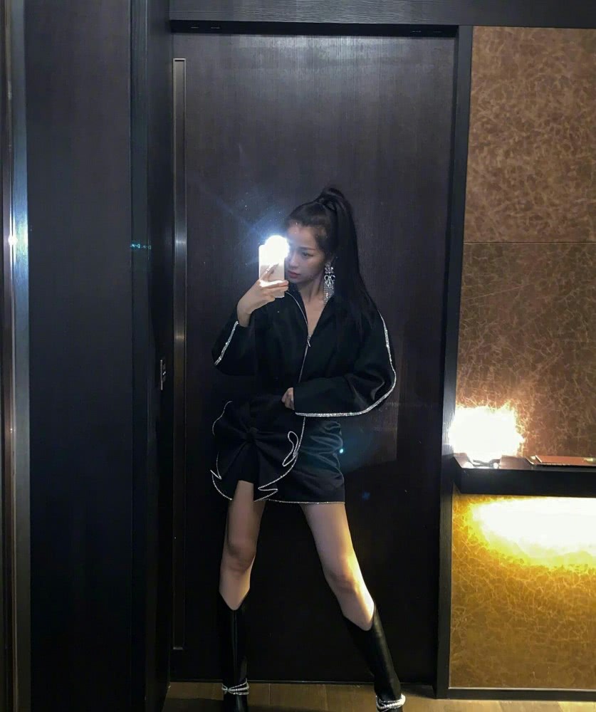 她因“蔡敏敏”圈粉无数,虞书欣身穿赫本黑裙出镜,尽显古典优雅