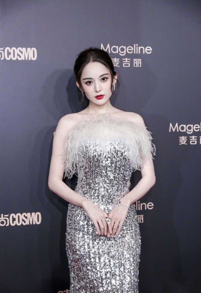 古力娜扎穿玫瑰刺绣薄纱裙亮相红毯，气质艳压全场