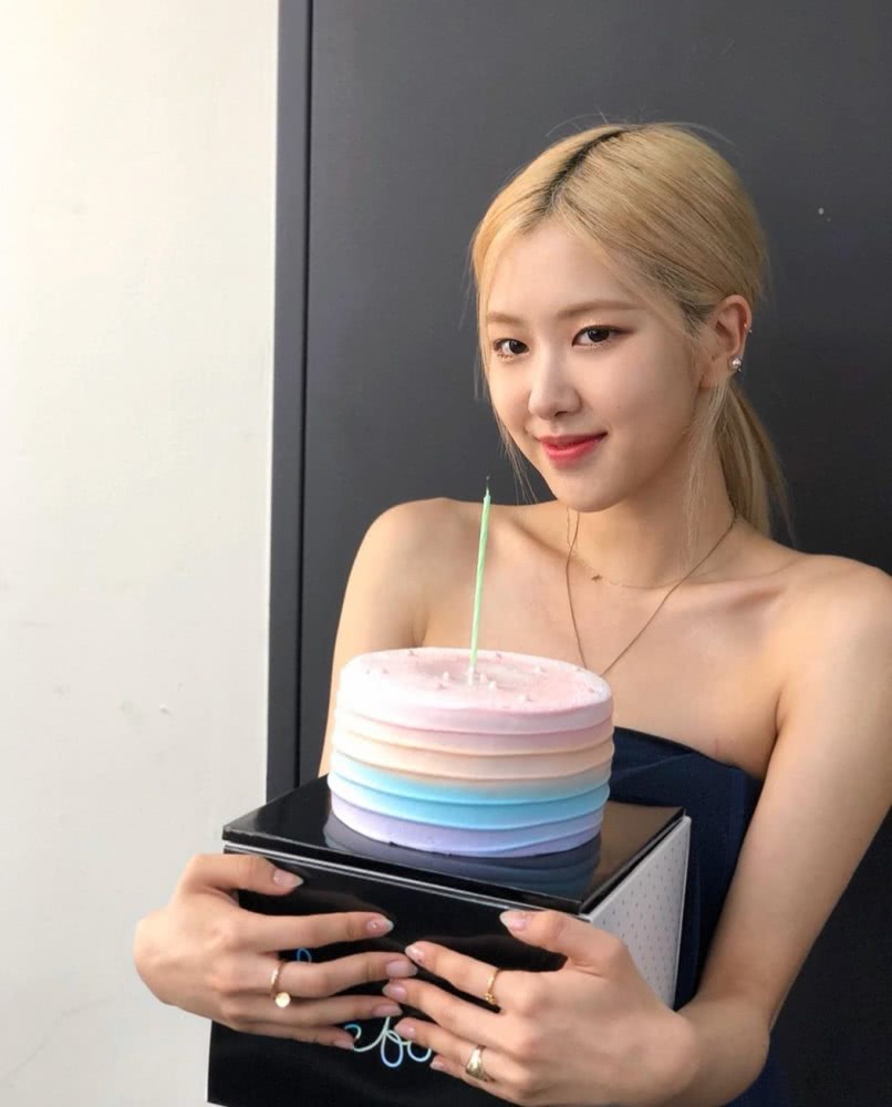 ROSE晒生日美照,穿公主裙美成画,与自己海报合影像小迷妹