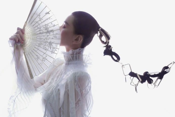 刘诗诗时尚大片秀造型，将头发扎起涂红唇显英气！