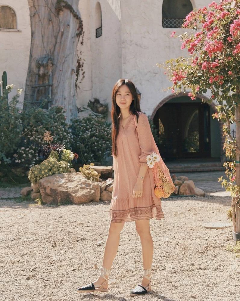 孔孝真模特出身却成演技派,穿V领粉色裙嫩成少女