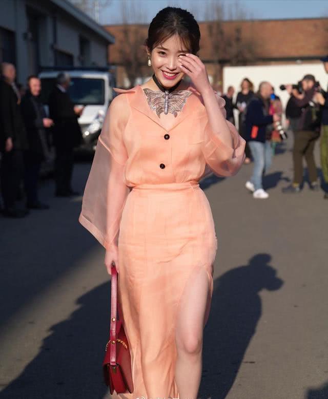 穿粉色礼服的IU,因为脖子里的配饰又火了一把,真靓呀