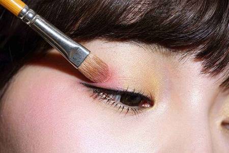 女生眼皮肿的原因,教你四招早晨快速消肿