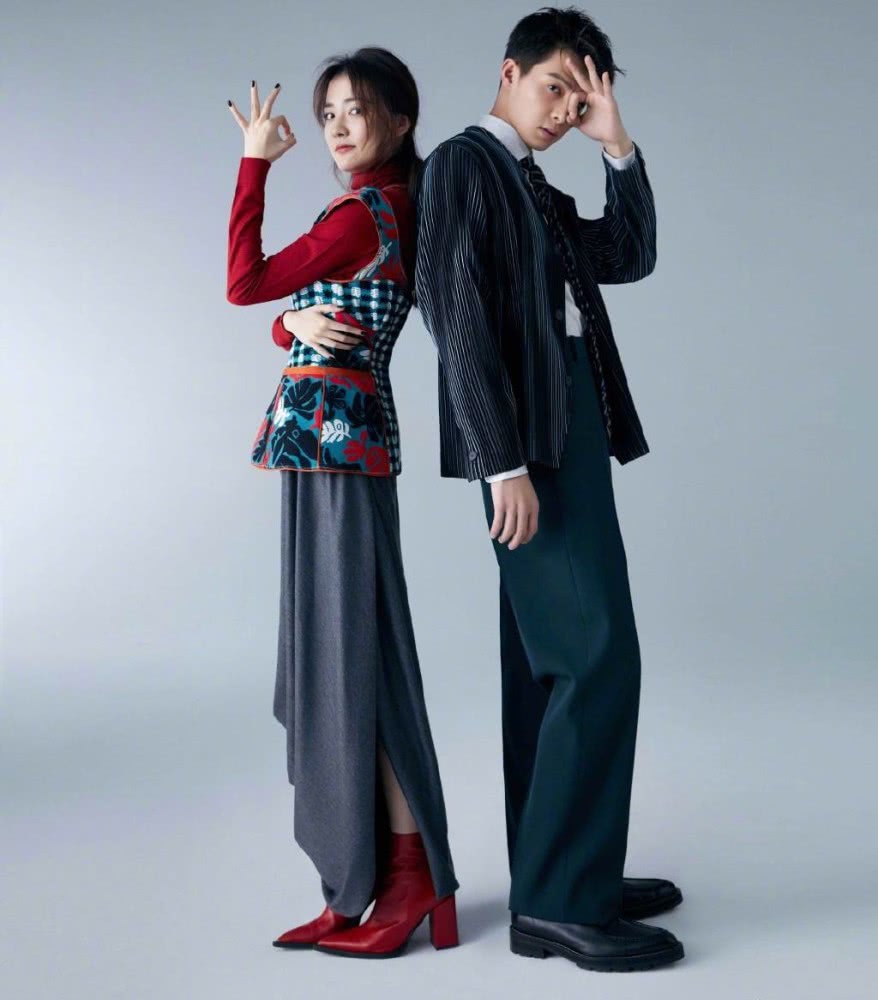 徐璐穿花背心不规则长裙,同框张铭恩配一脸