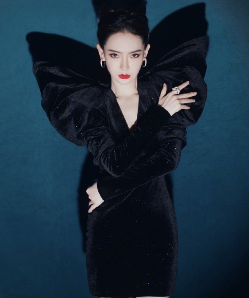 戚薇把西装裙“缝起来”,结果却拥有了女生最爱的蜂腰