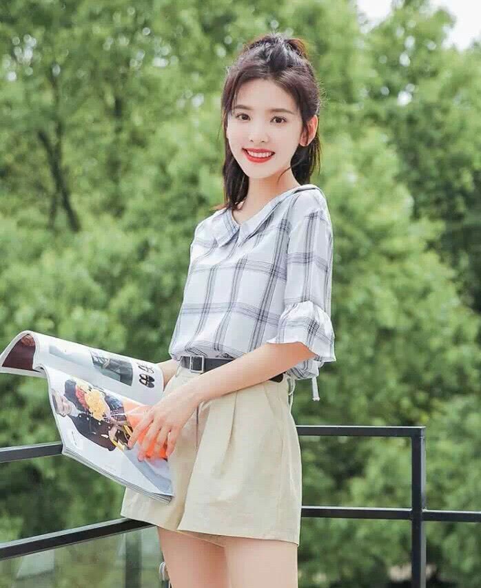 章若楠黑T白裙搭棕色外套出镜,复古气息满满