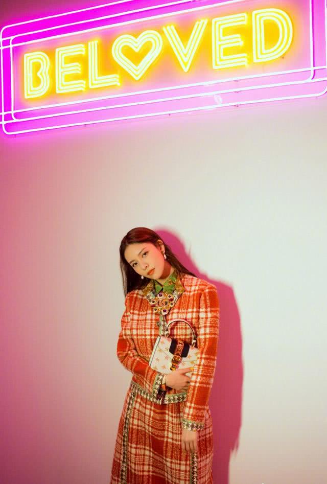 初春怎么穿才时尚又好看!学宋妍霏优雅酷帅穿搭,让你贵气十足