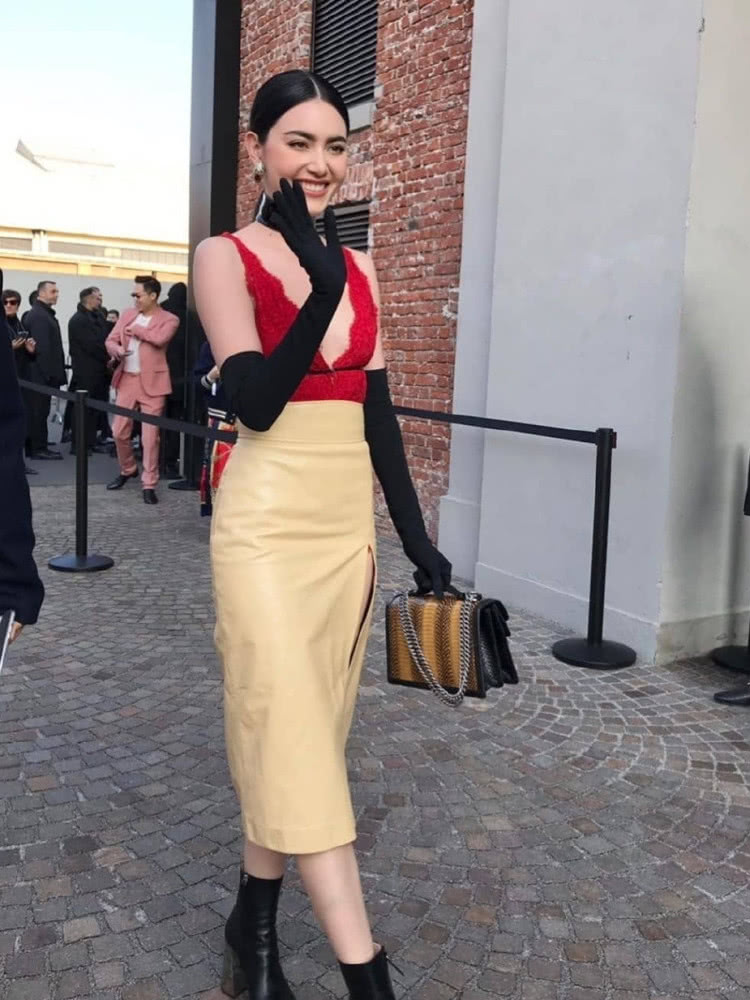 IU与MAI同框看秀,穿橘粉色薄纱裙,竟不输泰国“第一神颜”?