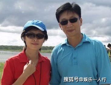 曾花三年考研究生,33岁才进央视,低调嫁富商生一女却嫁洋老公