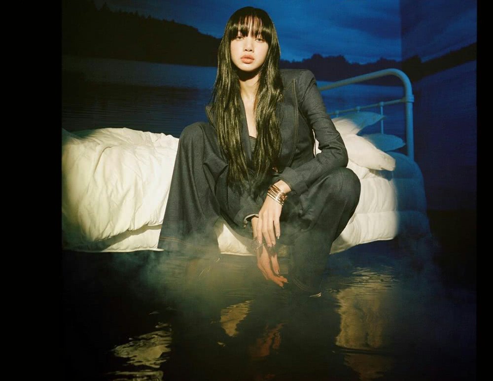 被称为“人间芭比”,LISA一袭黑色薄纱蛋糕短裙出镜,大长腿太性感