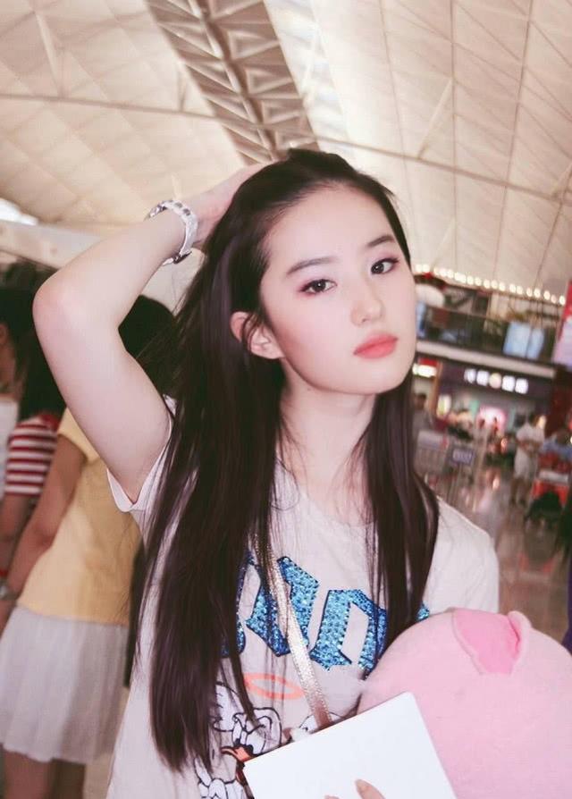 刘亦菲早年唱跳旧照曝光,身材纤瘦造型性感被赞女团门面担当