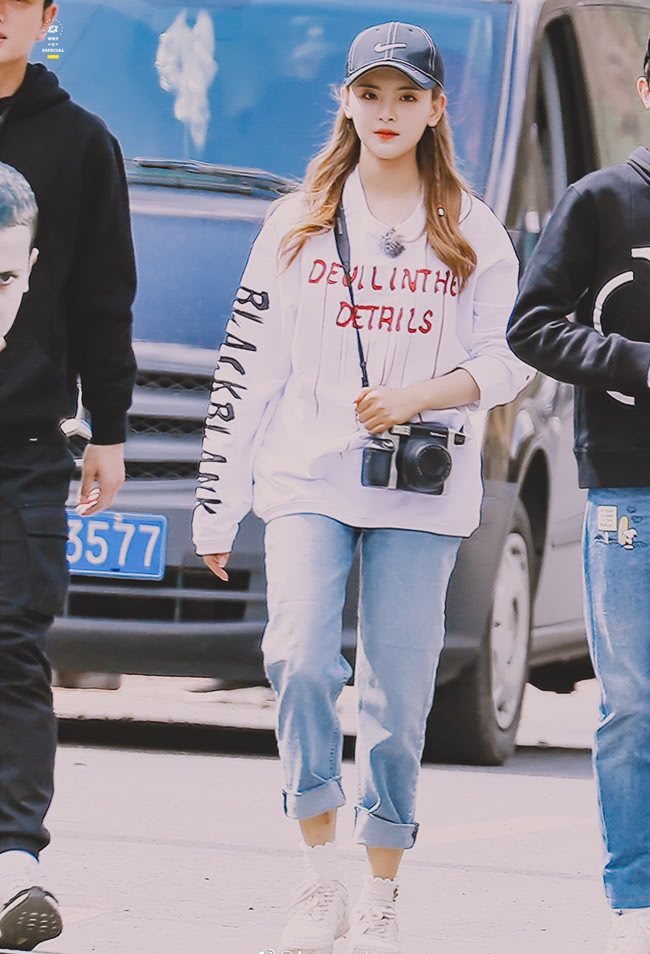 杨超越颜值高身材比例太好，这腿长要命了