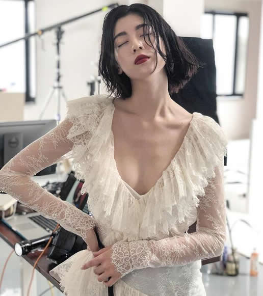 日本女星三吉彩花大尺高清图写真曝光，​三吉彩花八字奶是什么梗？